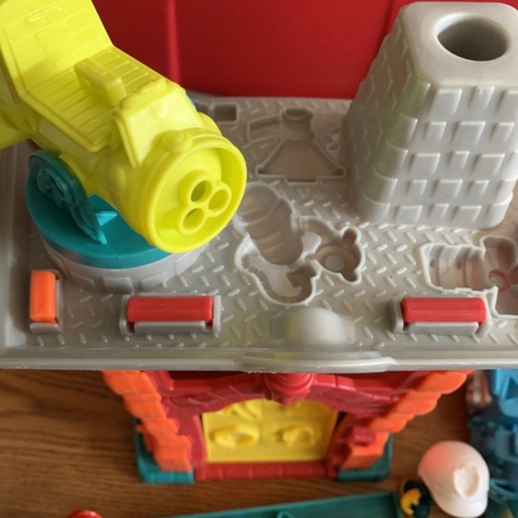 Play-Doh Town Fire Station firetruck, police motorcycle and Figures - Picture 3 of 6